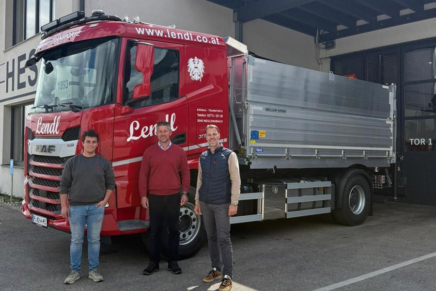 Fahrzeugübergabe an Transportunternehmen Lendl